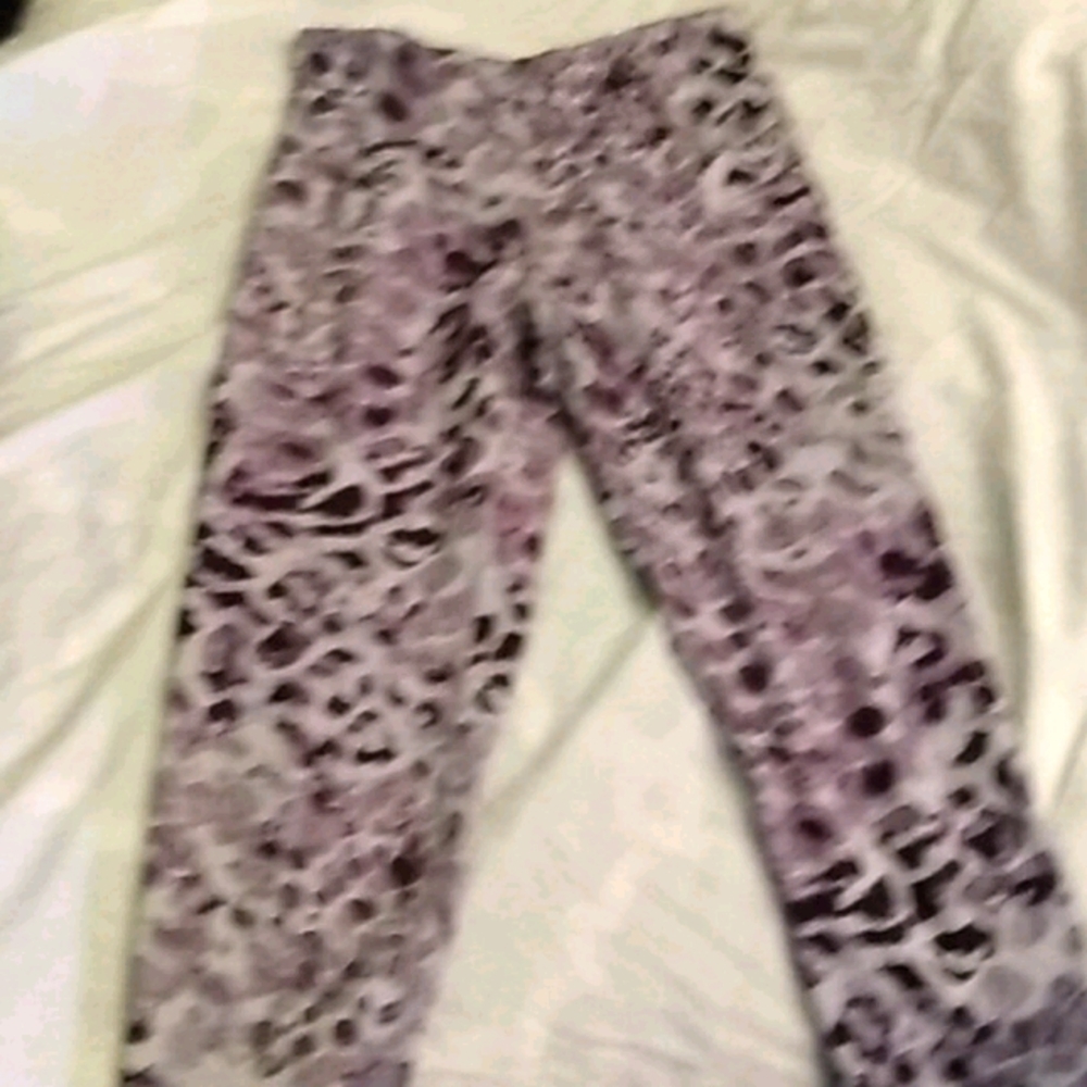 Capri length cheetah print yoga pants